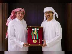 رئيس الدولة يمنح سفير السعودية "وسام زايد الثاني" من الطبقة الأولى