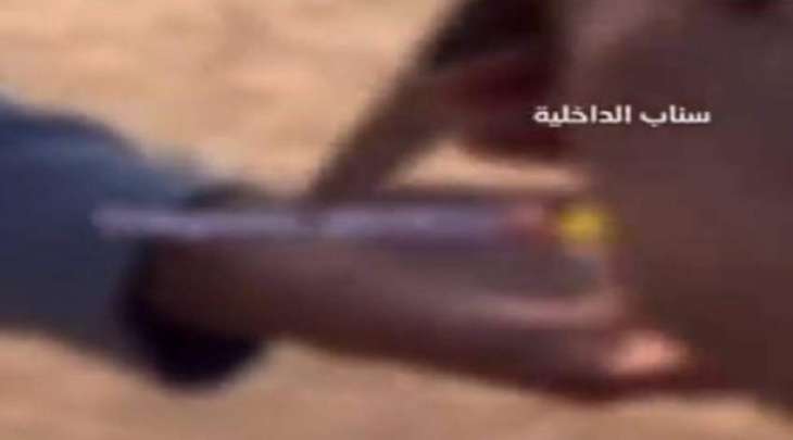 شاھد : شخصین یعتدیان علی رجل بسلاح أبیض في منطقة القصیم بالسعودیة