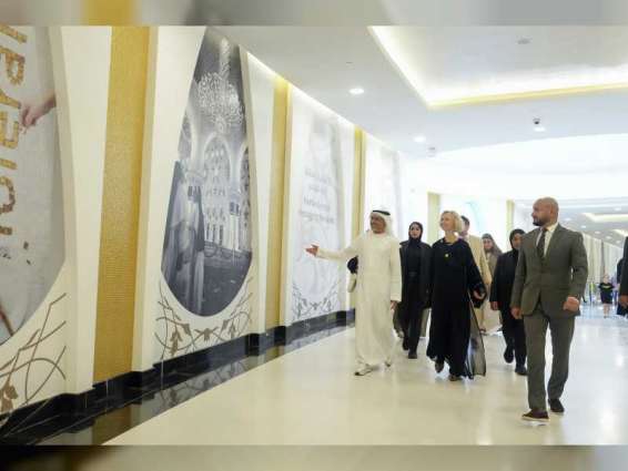 سفيرة الولايات المتحدة الأمريكية تزور جامع الشيخ زايد الكبير