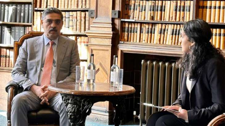 Caretaker PM interacts with students at Oxford Union