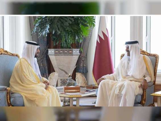 سفير الإمارات يقدم أوراق اعتماده إلى أمير قطر