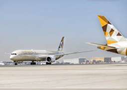 "الاتحاد للطيران" تعلن وصول طائرة بوينغ 787-10 دريملاينر الجديدة إلى مطار أبوظبي