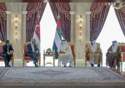 Maktoum bin Mohammed meets Prime Minister of Singapore, explores strengthening bilateral relations