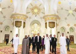 رئيس وزراء سنغافورة يزور جامع الشيخ زايد الكبير في أبوظبي