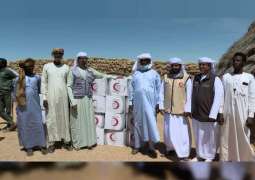 الفريق الإنساني الإماراتي يواصل توزيع السلال الغذائية على سكان قرى “أم جرس” التشادية