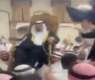 شاھد : عریس سعودي محمولا علي الأکتاف أثناء حفل زفافہ
