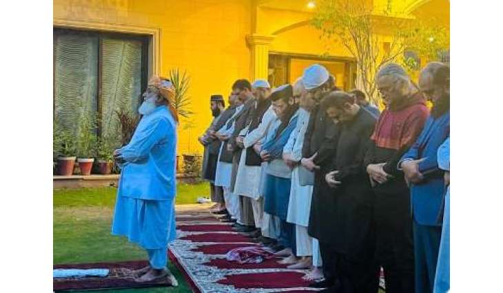 Asad Qaisar reacts to criticism for offering Namaz after Maulana Fazl