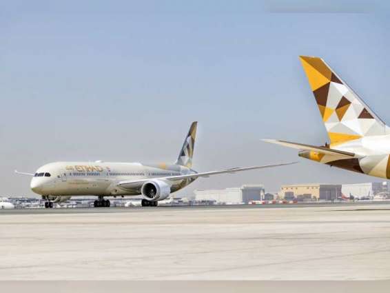 "الاتحاد للطيران" تعلن وصول طائرة بوينغ 787-10 دريملاينر الجديدة إلى مطار أبوظبي