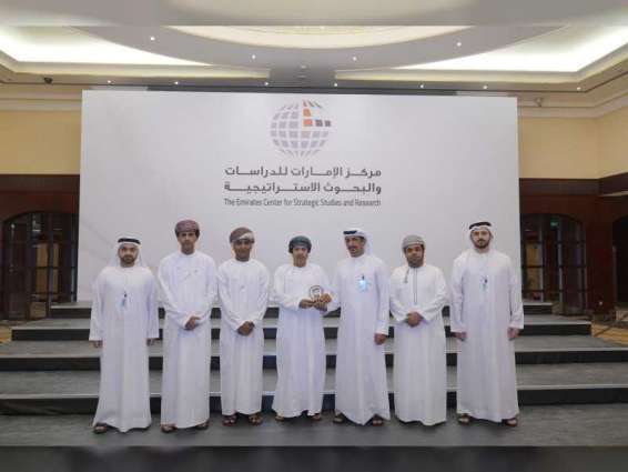 وفد عماني يزور  "مركز الإمارات للدراسات"