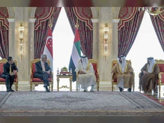 Maktoum bin Mohammed meets Prime Minister of Singapore, explores strengthening bilateral relations
