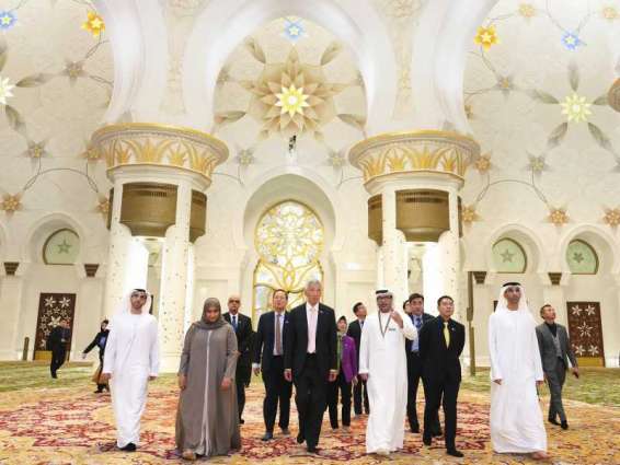 رئيس وزراء سنغافورة يزور جامع الشيخ زايد الكبير في أبوظبي