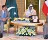 رئیس الوزراء المؤقت أنوار الحق کاکر یجتمع بولي العهد الکویتي خلال زيارته لکویت
