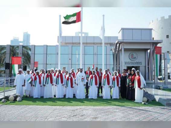 محمد بن سلطان بن خليفة يرفع العلم في نادي أبوظبي للرياضات البحرية
