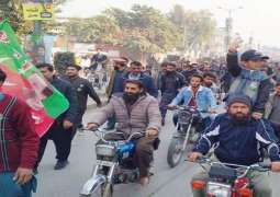 شرطة مدینة کراتشي تعتقل متظاهرين داعمين لعمران خان خلال الحملة  الانتخابیة