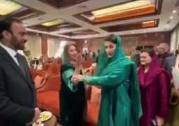 رئیسة وزراء حکومة اقلیم البنجاب تدفع امرأة عانقتھا أثناء السلام علیھا داخل البرلمان
