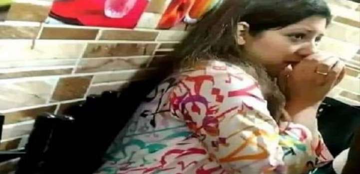 فتاة بفستان مزین بالخط العربي تتسبب بغضب في البلاد