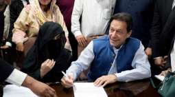 محکمة تتھم رئیس الوزراء السابق عمران خان و زوجته بالرشوة