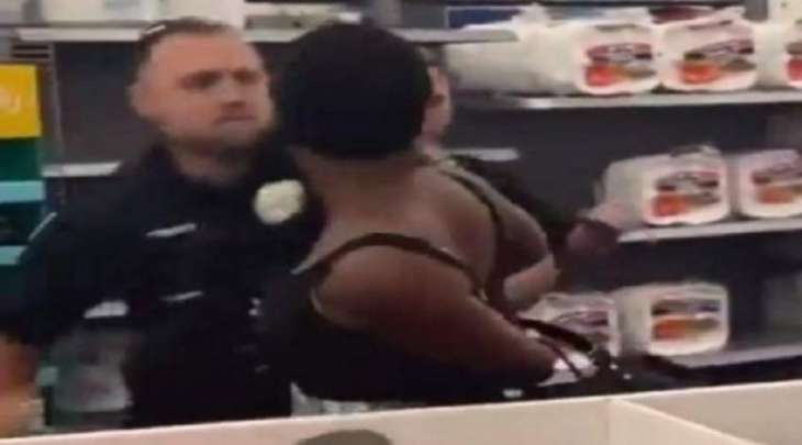 ضابط أمريكي يعتدي على امرأة ضربا  أثناء القبض عليها