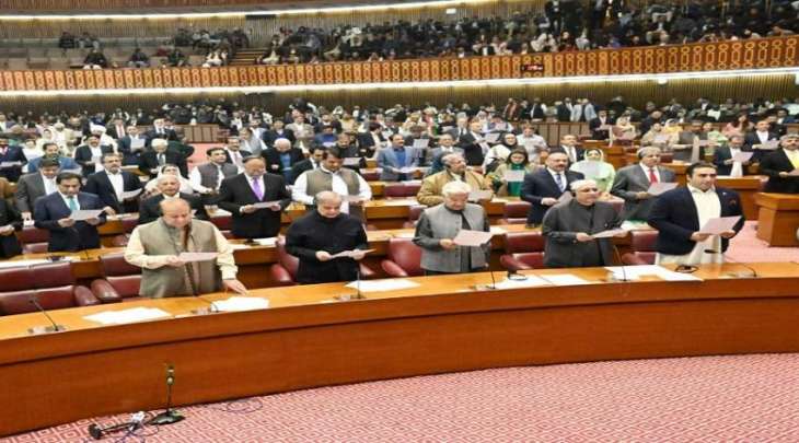 أعضاء البرلمان یوٴدون الیمین الدستوریة وسط احتجاج أعضاء حزب عمران خان