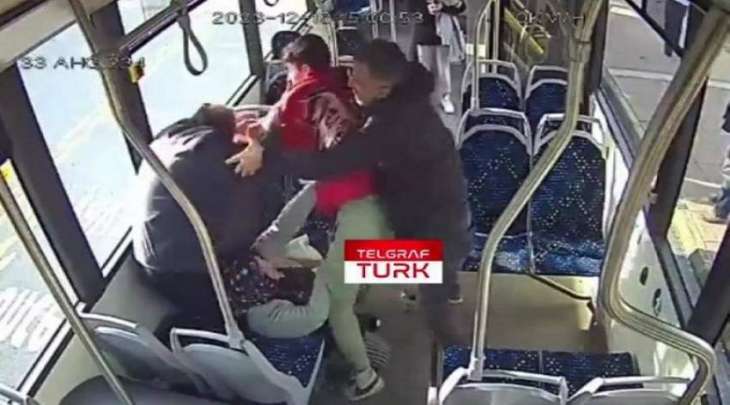 مسن مشلول یعترض للاعتداء ضربا داخل حافلة في ترکیا