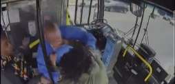 شاب أمریکي یعتدي علي سائق حافلة بالضرب أثناء سریھا في الشارع