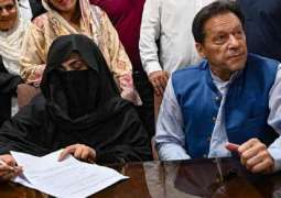 المحکمة توقف تنفیذ أحکام بالسجن لرئیس الوزراء السابق عمران خان و زوجته