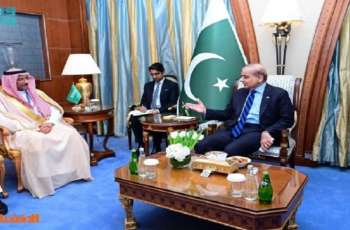 رئیس الوزراء شھباز شریف یبحث فرص الاستثمار مع وزیر الصناعة السعودي