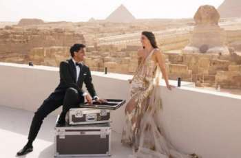 ھندي یقیم حفل زفافہ في منطقة الأھرامات بمصر