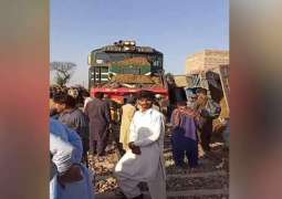 Awam Express  meets Tractor-Trolley near Raiwind