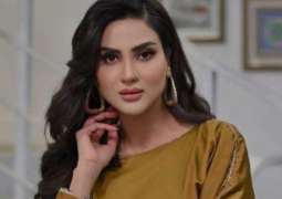 Fiza Ali stuns with her rendition of “Kahani Suno” at London fashion show
