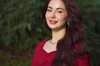 Hania Aamir steals spotlight in red saree at wedding ceremony