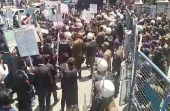 Police arrest some lawyers after clash outside LHC