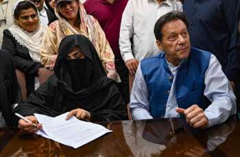 المحكمة تأمر زوجة رئيس الوزراء السابق عمران خان بالانتقال للسجن من الإقامة الجبرية