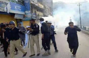 مقتل ضابط شرطة اثر مظاھرات حاشدة في منطقة کشمیر الحرة