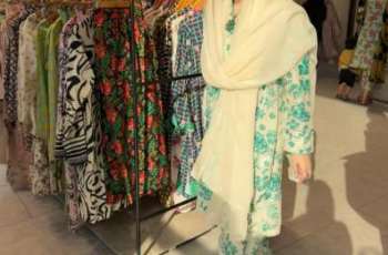 Maryam Nawaz’s latest photos of shopping at clothing store in Gulberg Market go viral