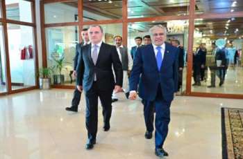 نائب رئیس الوزراء اسحاق دار یستقبل وزیر خارجیة أذربیجان