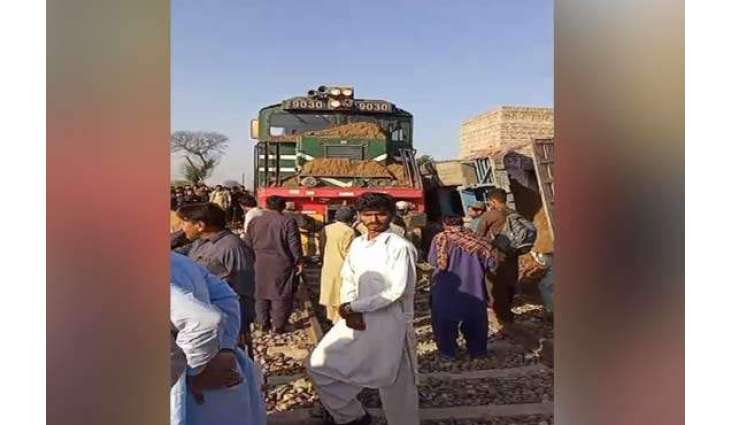 Awam Express  meets Tractor-Trolley near Raiwind