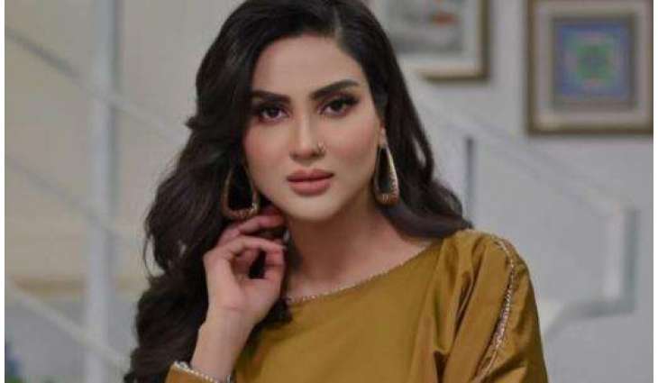 Fiza Ali stuns with her rendition of “Kahani Suno” at London fashion show