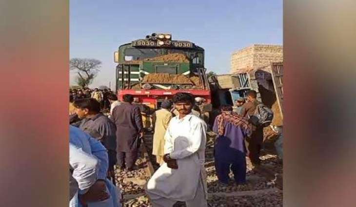 Awam Express  meets Tractor-Trolley near Raiwind