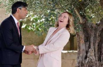 رئیس الوزراء البریطاني یتعرض لموقف محرج خلال محاولة تقبیل رئیسة وزراء ایطالیا