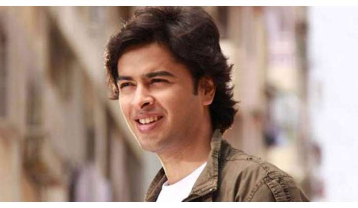 Shehzad Roy praises female petrol attendant at filling station