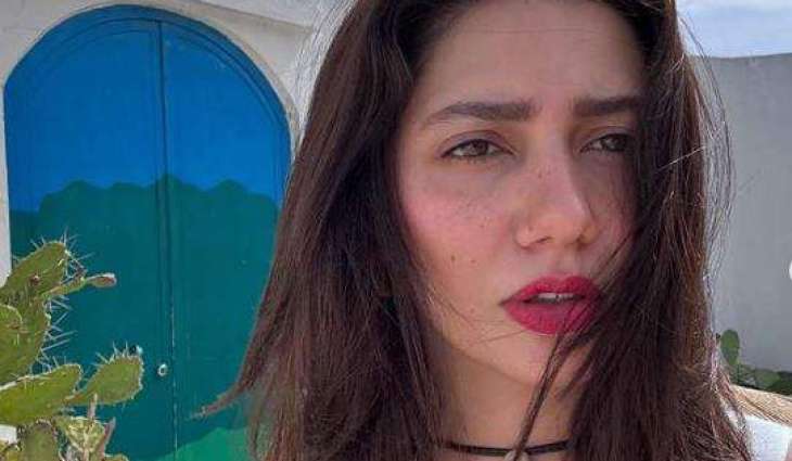 Mahira Khan puts internet on fire with stylish attire