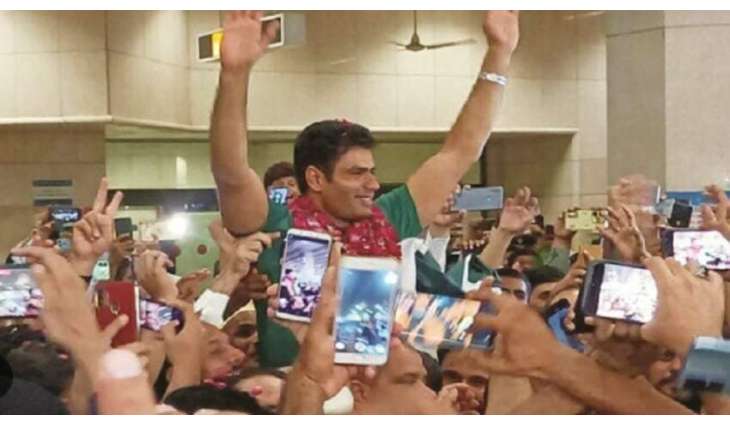 استقبال بطل الرمح أرشد ندیم لدی وصوله للبلاد