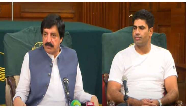 Governor Punjab presents Rs150mln cheque to Arshad Nadeem
