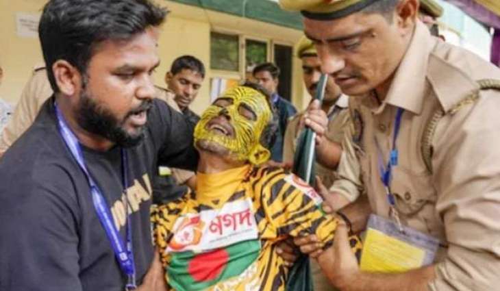 Kanpur Test: Hindu extremists  attack Bangladeshi fan