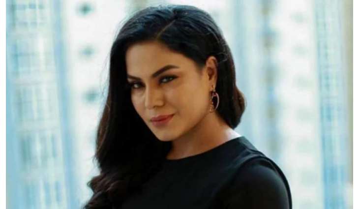 Veena Malik in spotlight for her new romance 