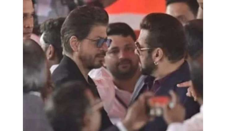 Shah Rukh Khan, Salman Khan take part in Maharashtra CM’s oath taking ceremony
