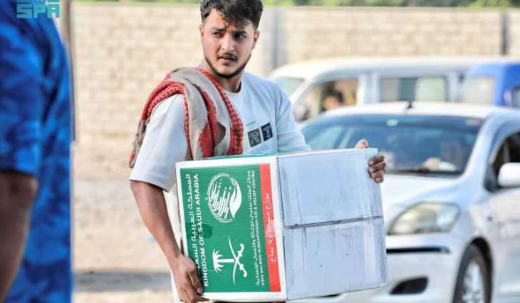مركز الملك سلمان للإغاثة يوزّع 641 سلة غذائية في عدة مديريات بمحافظتي عدن ولحج