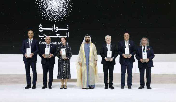 محمد بن راشد يكرم الفائزين بجائزة 