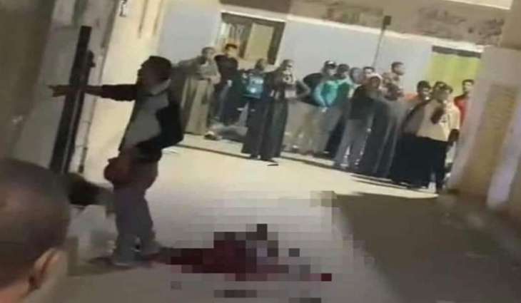 شاب مصري یذبح جارہ و یتجول برأسه وسط شارع فی مدینة الأقصر